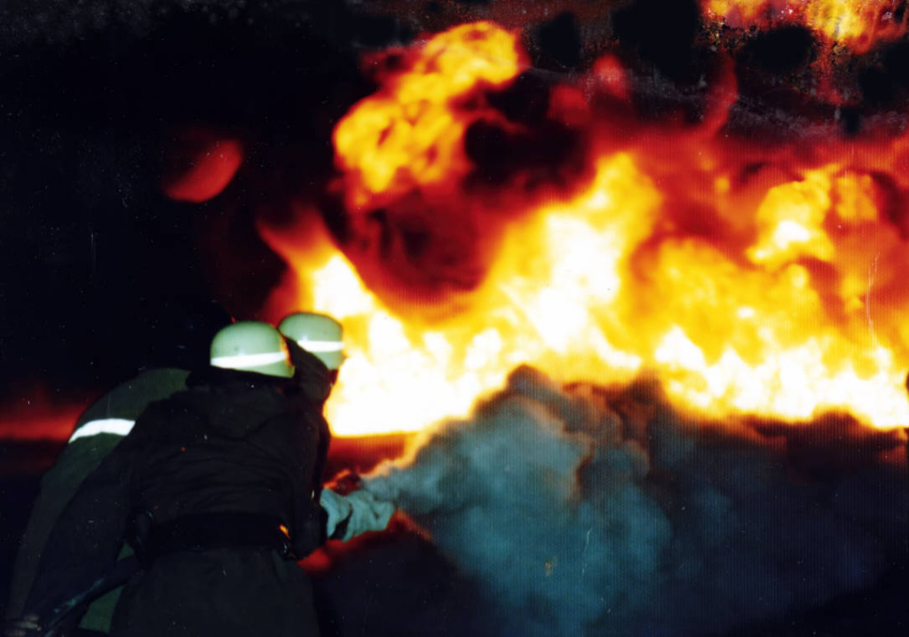 Übung des LZ 3: Einsatz mit einem Pulverrohr des TroLF 750 der Fliegerhorstfeuerwehr auf der Übungsanlage des Jabo G34 in Memmingerberg.